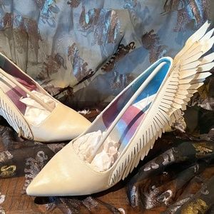 Y-R-U.COM BONE COLOR WINGED HIGH HEELS SIZE 9